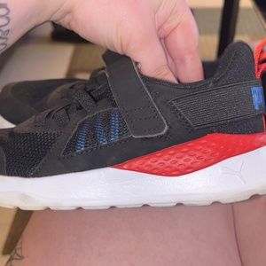 Boys puma tennis shoes